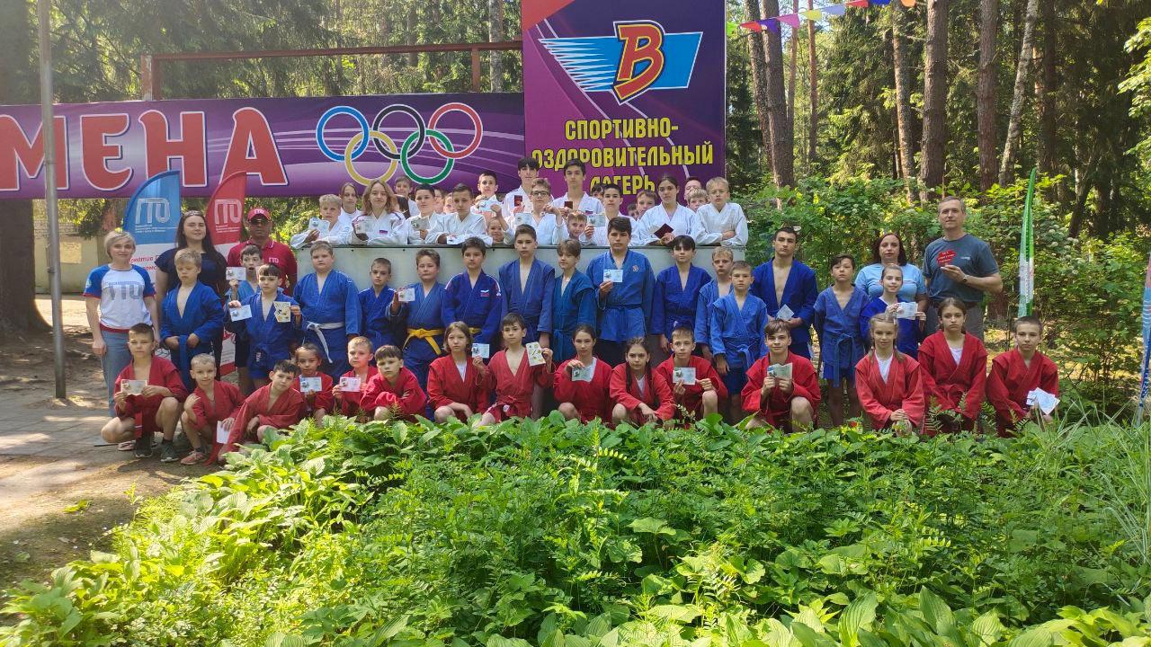 Новые значкисты ГТО в рядах Калужской областной спортивной школы по борьбе.