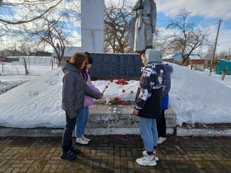 Цветы к памятнику Погибшим землякам.